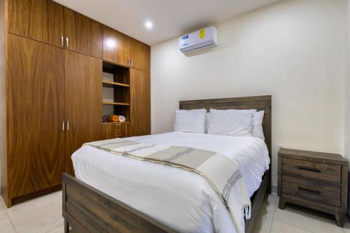New 3 BD Condo with Pool and Gym - image 4