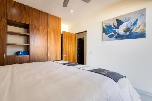 New 3 BD Condo with Pool and Gym - image 5
