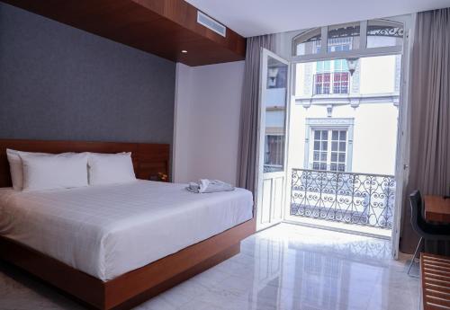 Deluxe Double Room with Balcony image 1