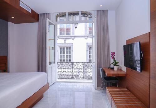 Deluxe Double Room with Balcony image 3