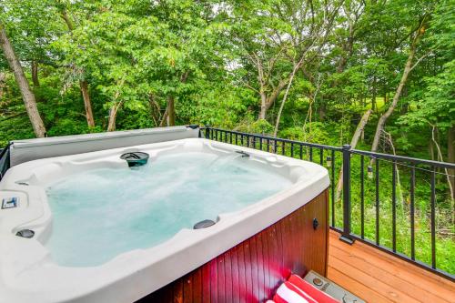 'Red Rock Lodge' w/ Hot Tub Near Raceway & Pella! in Пелла (Айова )