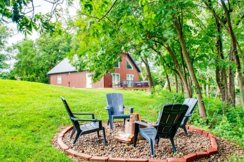 'Red Rock Lodge' w/ Hot Tub Near Raceway & Pella! in Пелла (Айова )