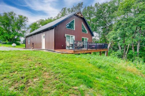 'Red Rock Lodge' w/ Hot Tub Near Raceway & Pella! in Пелла (Айова )