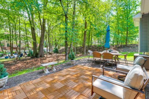 Chic Penn Estates Home 7 Mi to Camelback Mountain in East Stroudsburg, USA