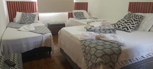1 queen bed, 2 twin beds