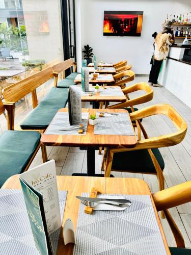 ห้องอาหาร, Luxury Studio at Embassy Gardens  in แคนตันเมนต์