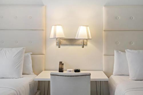 Deluxe Double Room with Two Double Beds image 2