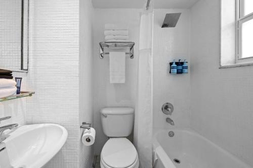 Deluxe Double Room with Two Double Beds image 8