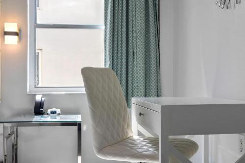 Deluxe King Room image 1