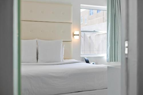 Deluxe King Room image 5