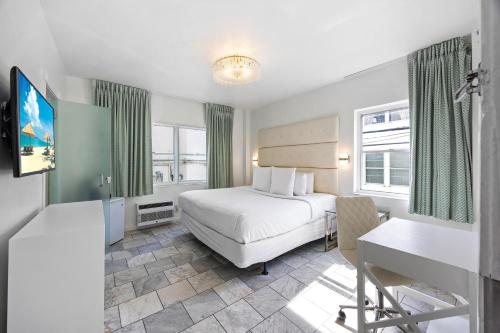 Deluxe King Room image 9