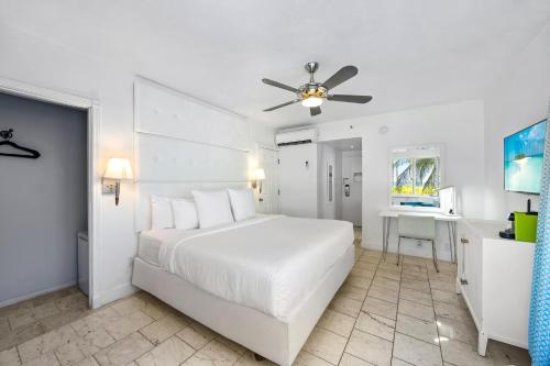 King Room with Oceanfront View image 2