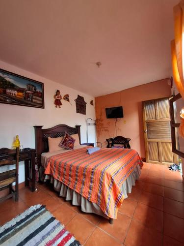 Triple Room with Shared Bathroom image 1