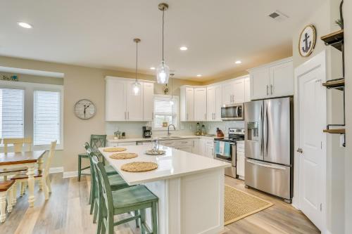 Surf City Home with Outdoor Shower-Walk to Beach - image 6