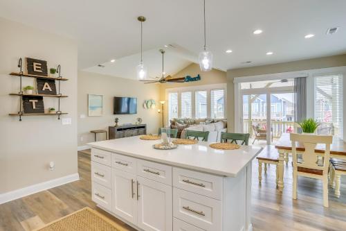 Surf City Home with Outdoor Shower Walk to Beach! in Surf City, USA