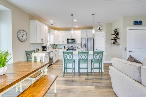 Surf City Home with Outdoor Shower Walk to Beach! in Surf City, USA