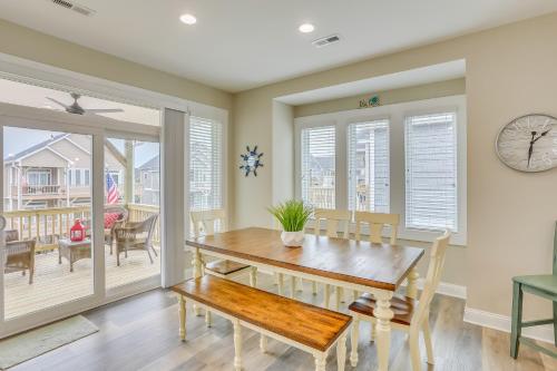 Surf City Home with Outdoor Shower Walk to Beach! in Surf City, USA