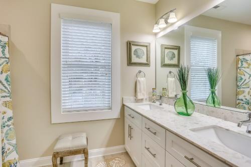 Surf City Home with Outdoor Shower-Walk to Beach - image 9