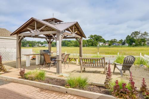 Bright Milford Beach House with Outdoor Shower in Milford, USA