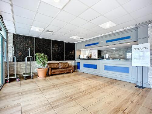 ล็อบบี้, Stayable Jax West in เวสต์ไซด์