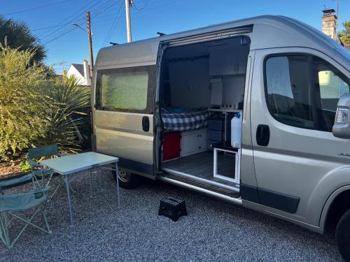 Chambre aménagée dans un fourgon (Chambre amenagee dans un fourgon) in 特里尼亞克