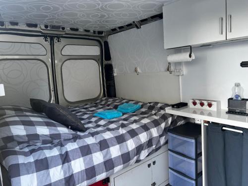 Chambre aménagée dans un fourgon (Chambre amenagee dans un fourgon) in 特里尼亞克