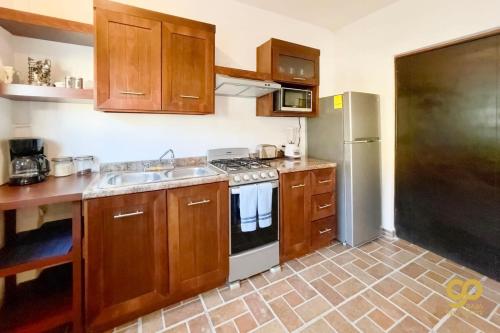 Chic Studio Kitchen WiFi TV Steps to Beach in El Centenario