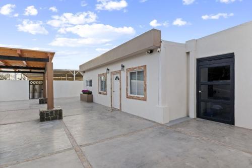 Chic Studio Kitchen WiFi TV Steps to Beach in El Centenario