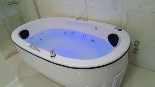 Apartment with Bathtub in Front of Rua Torta