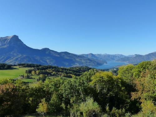 Vue panoramique sur les montagnes de Serre-Ponçon gîte à louer Le Villard