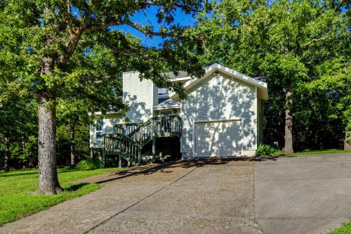 Walk to Pomme de Terre Lake: Pet-Friendly Escape in Galmey (MO)