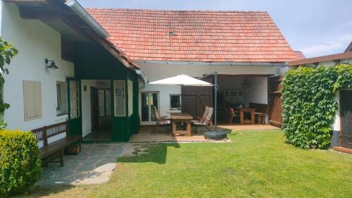 Viesnīcas āriene, Prázdninová chalupa s uzavřeným dvorem a zahradou (Prazdninova chalupa s uzavrenym dvorem a zahradou) in Sepekov