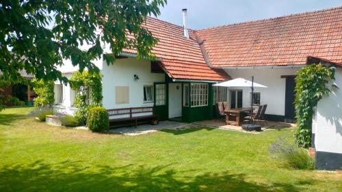 Viesnīcas āriene, Prázdninová chalupa s uzavřeným dvorem a zahradou (Prazdninova chalupa s uzavrenym dvorem a zahradou) in Sepekov