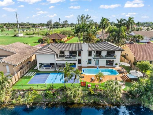 Фасада на хотела, Dream Retreat 11 bdr Pool, Spa, Sauna, Gym, Cold Plunge L75 in Country Club