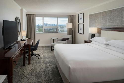 Deluxe King Room - Club Access room in Sheraton Cavalier Calgary Hotel