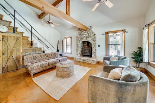 Swim, Hike and Unwind Serene Hill Country Retreat in Хант
