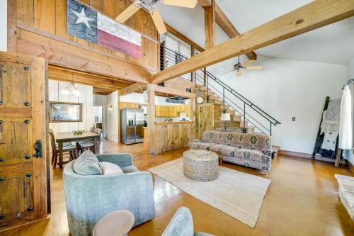 Swim, Hike and Unwind Serene Hill Country Retreat in Хант