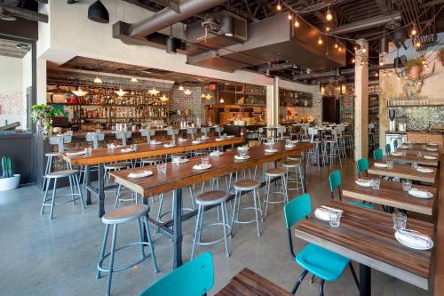 Étterem, Fairfield by Marriott Inn & Suites Calgary Downtown near Calgary-torony