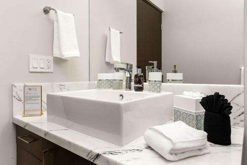 Cascadas Luxury Condo in Pedregal with Jacuzzi - image 2