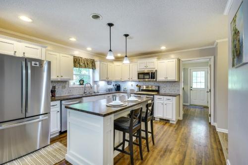 Hillsborough Vacation Rental about 18 Mi to Durham! in 希爾斯伯勒