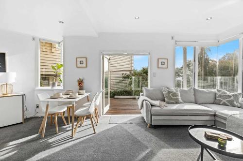 Charming 2BR Home Near City & Bay by Zodiak Stays, Auckland