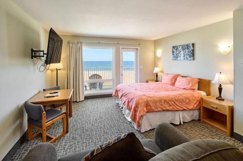 Corner Queen Fireplace Studio - No Stairs - Ocean View - Pool & Hot Tub
