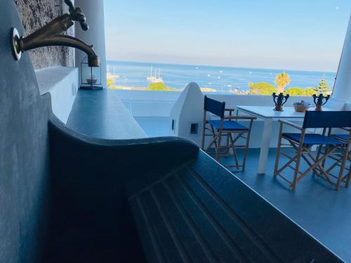 Casa Avocado - in the center, with a view and quiet in Stromboli