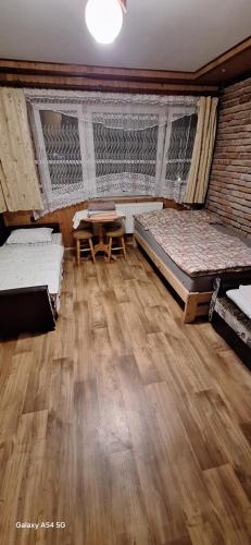 1 double bed, 2 twin beds