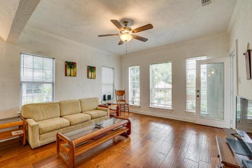 Pet-Friendly Home with Patio - 3 Mi to River Walk! - image 11