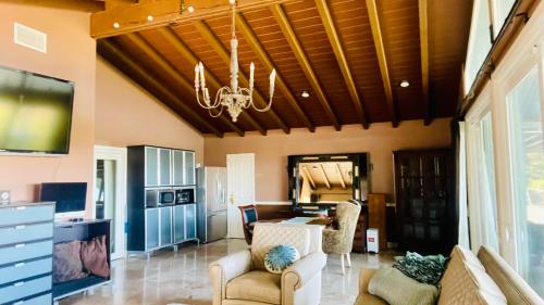 Private Entry 550sqft Studio GuestHouse ADU Big Estate View Deck Pool Gated 2Acre Oasis Female Share in Encino