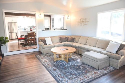 Modern & Peaceful Farmhouse in the Woods in Black Bill Park