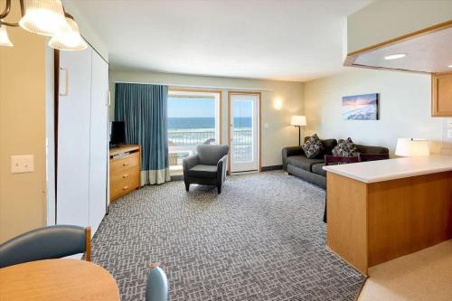 Oceanfront Family Suite With Full Kitchen Beach Access Pool & Hot Tub