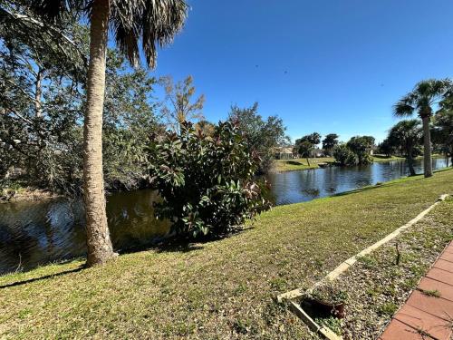 Furnished canal private home in พอร์ต ชาลอต (FL)