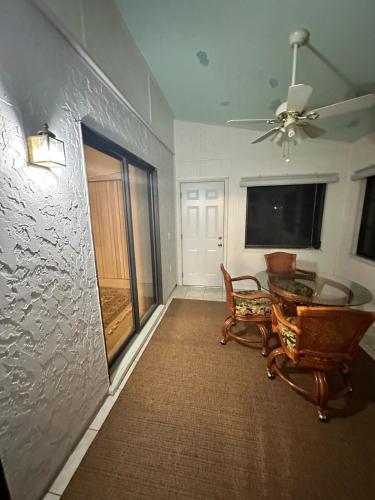 Furnished canal private home in พอร์ต ชาลอต (FL)